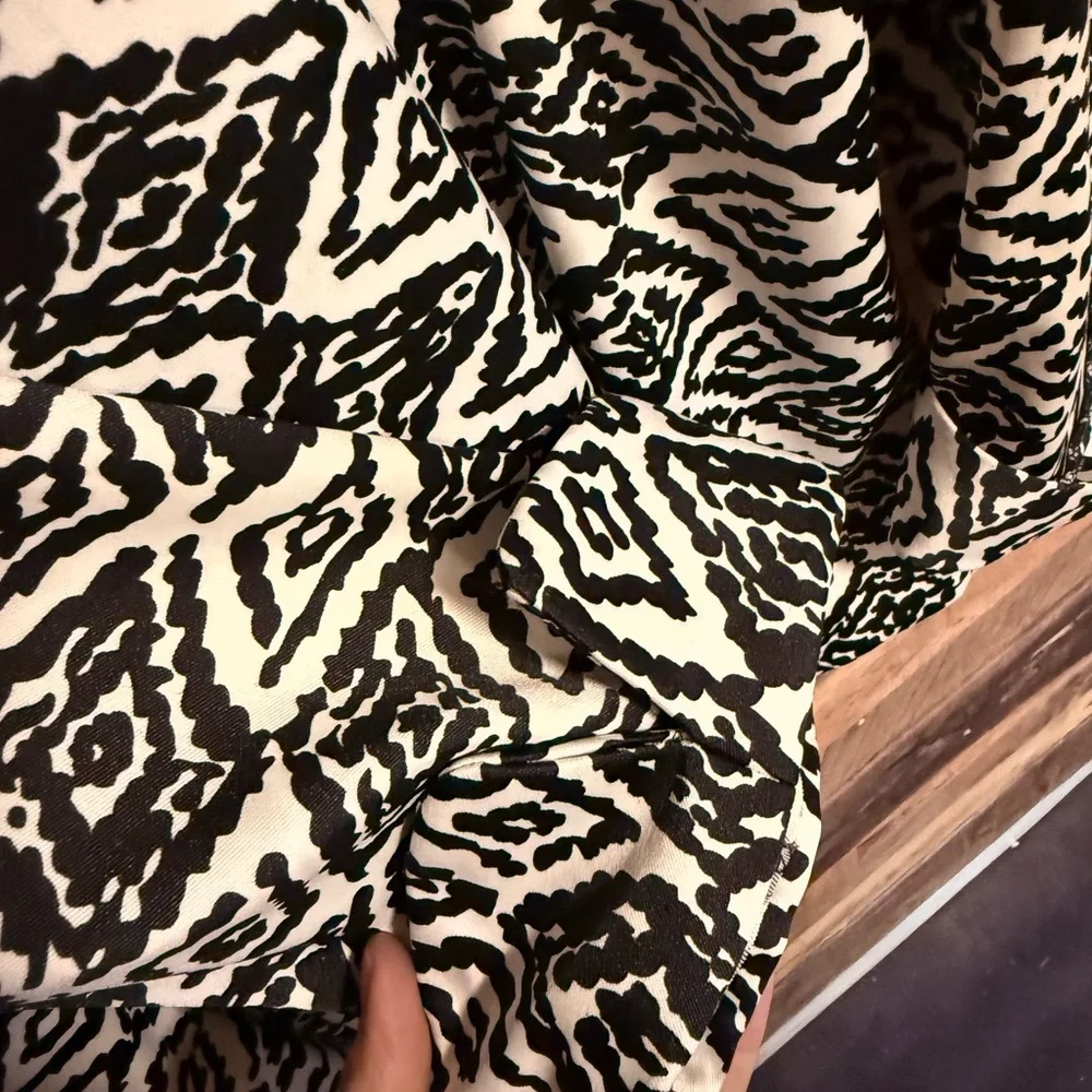 Dressbarn Monochrome Patterned Top - Picture 5 of 5